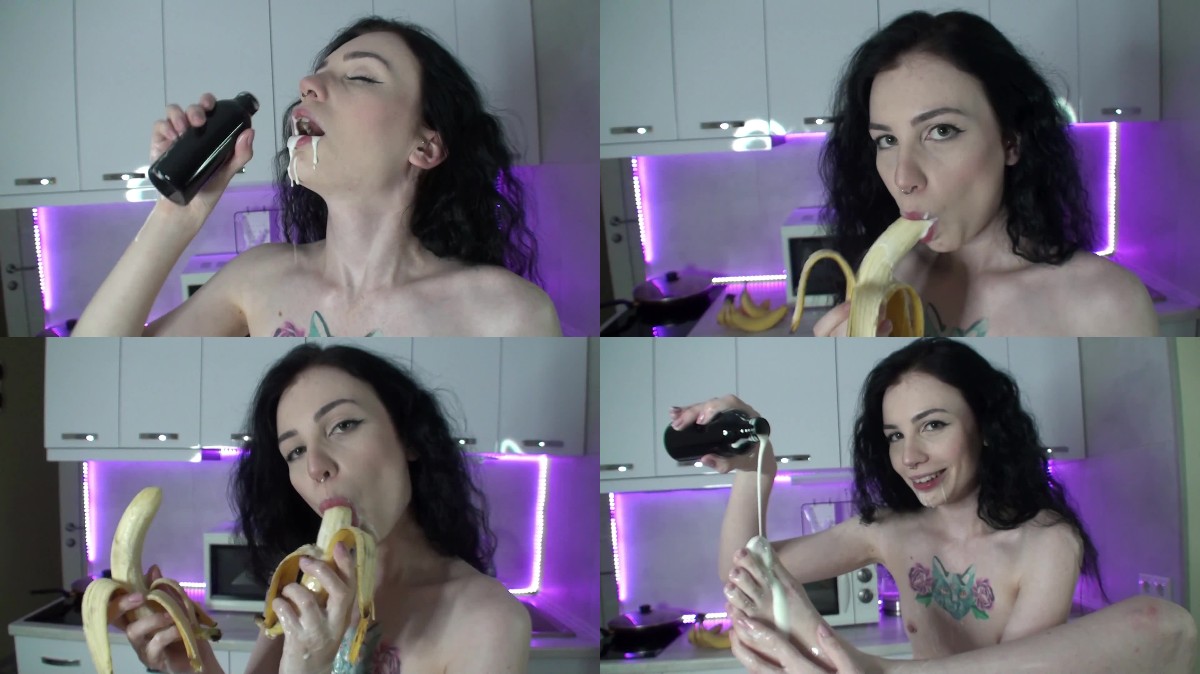 Alessia Moore – Cute Girl Juicy Sucking Bananas and Licks her Feet